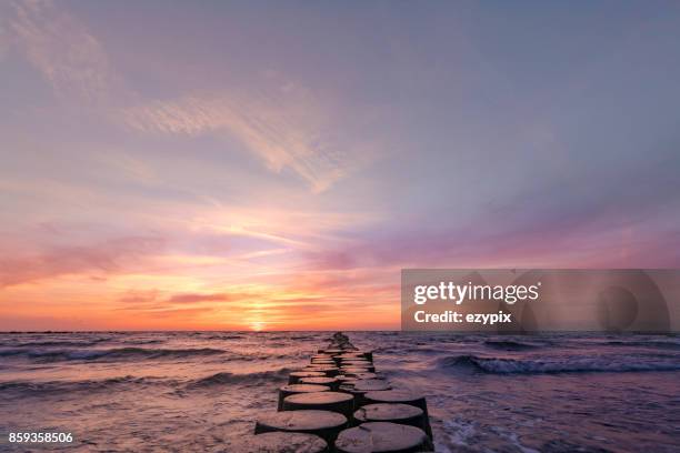 mar báltico este atardecer - crepúsculo fotografías e imágenes de stock