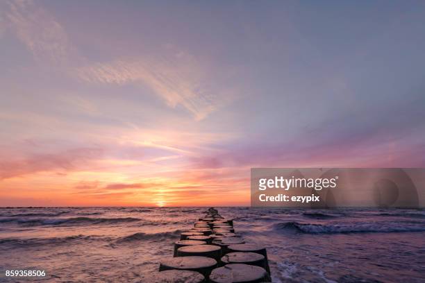 tramonto mar baltico orientale - tramonto foto e immagini stock