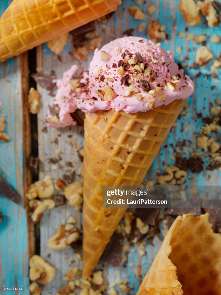 Sorvete de morango com Chocolate e nozes em um Cone de Waffle