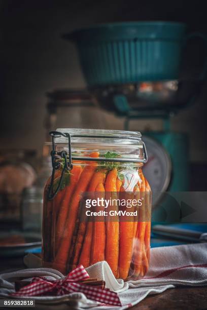 conservar zanahorias orgánicas en frascos - salmuera fotografías e imágenes de stock