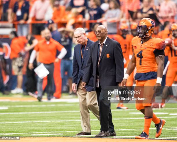 Honorary captains Tom Coughlin and Floyd Little walk to center field alongside linebacker Zaire Franklin of the Syracuse Orange before the game...