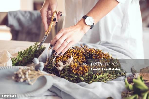 making a christmas wreath - table setting design scandinavian stock pictures, royalty-free photos & images