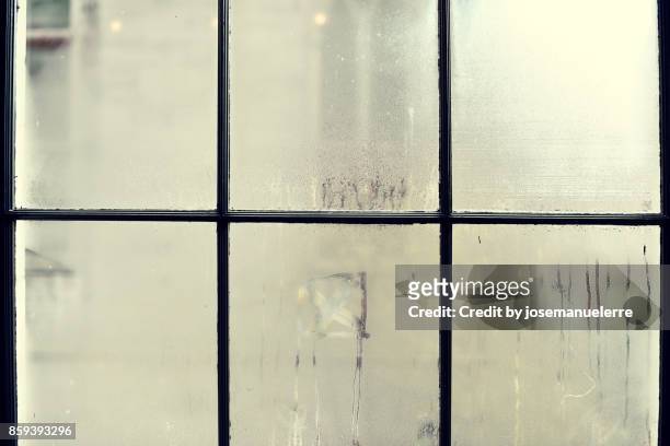 ventanas empañadas con condensación en invierno - josemanuelerre stock-fotos und bilder
