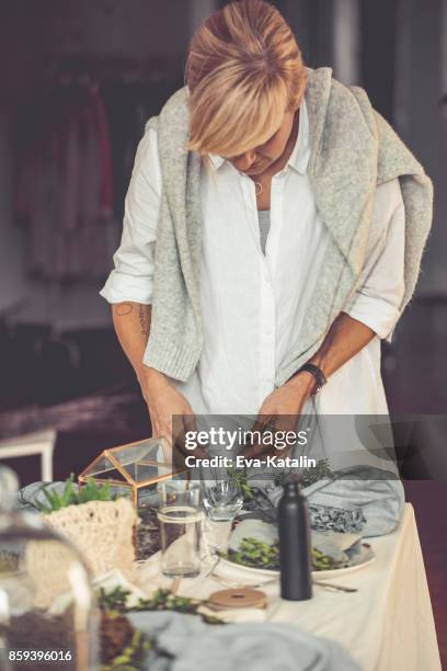 de instelling van de tabel - table setting design scandinavian stockfoto's en -beelden