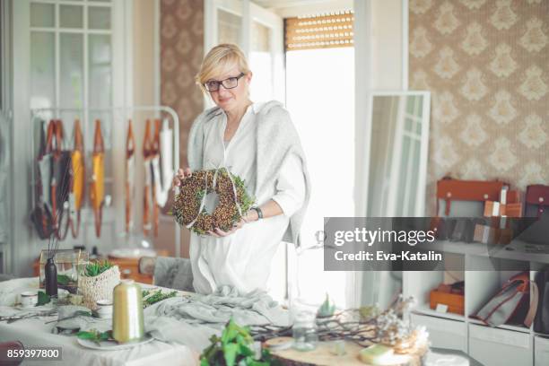 making a christmas wreath - table setting design scandinavian stock pictures, royalty-free photos & images