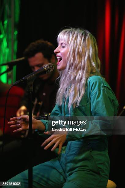 Hayley Williams of Paramore performs at Radio 104.5 Performance Theater October 9, 2017 in Bala Cynwyd, Pennsylvania.