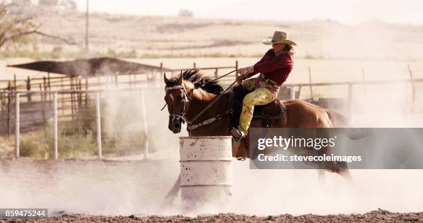 frau faßlaufen beim rodeo. - rodeo stock-fotos und bilder