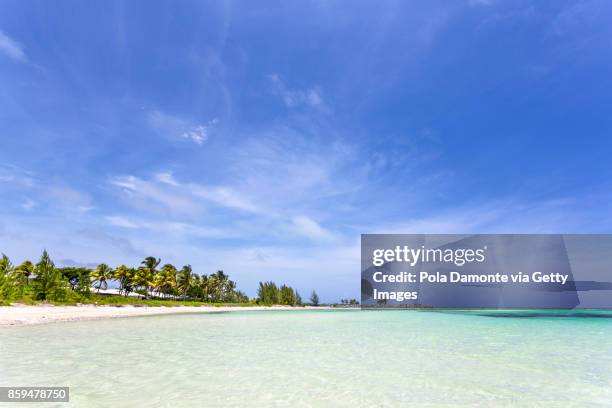 beautiful beach in the bahamas, caribbean ocean and idyllic islands in a sunny day - grand bahama stock pictures, royalty-free photos & images