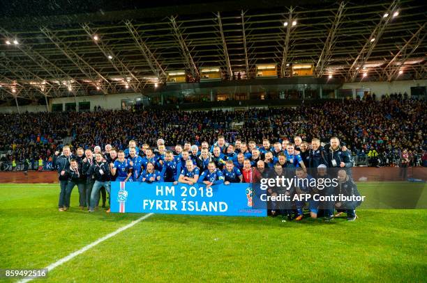 Iceland's players and coaching staff celebrate after the FIFA World Cup 2018 qualification football match between Iceland and Kosovo in Reykjavik,...