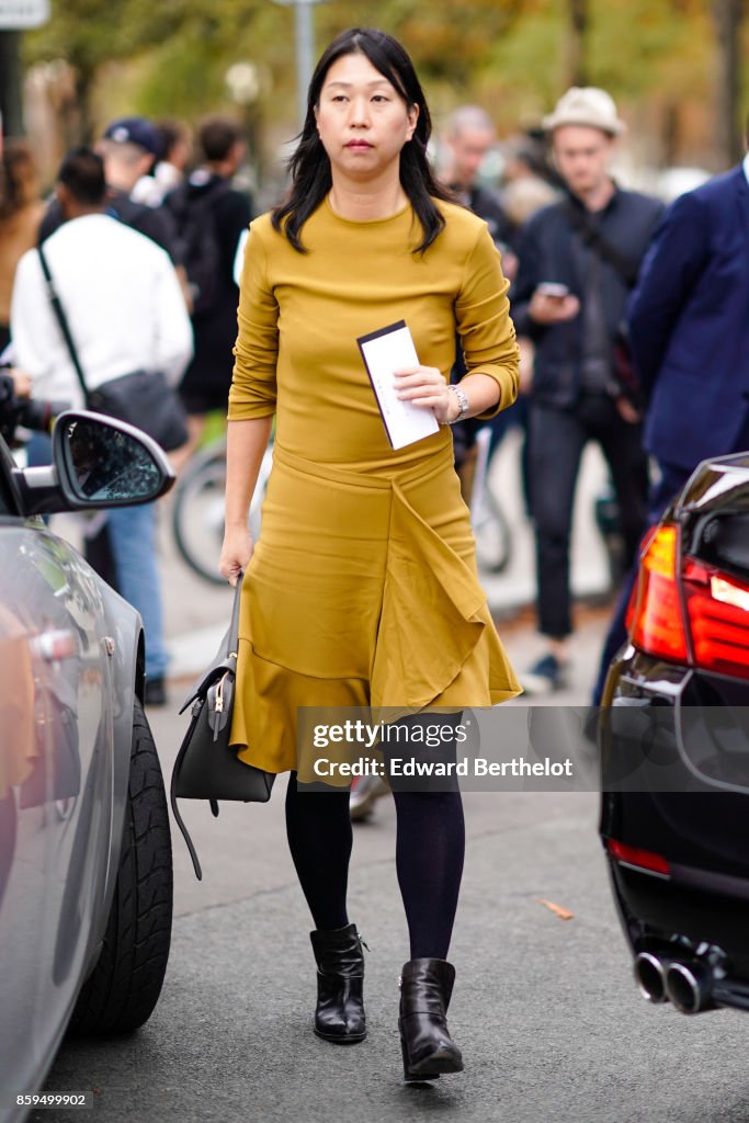 Street Style : Paris Fashion Week Womenswear Spring/Summer 2018 : Day Two