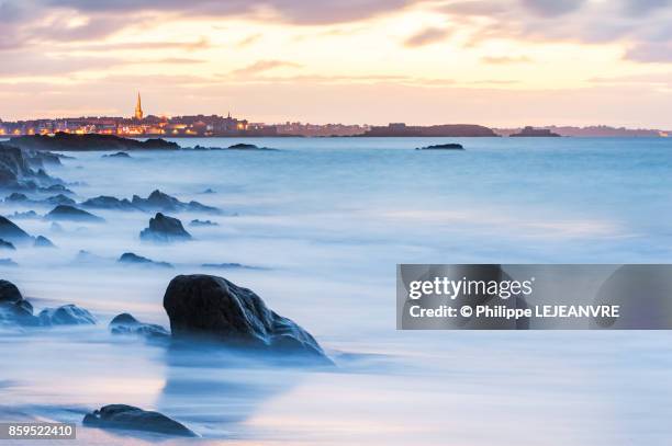 saint-malo seascape long exposure at dusk - saint malo stockfoto's en -beelden