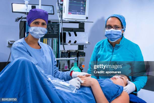 在醒來女病人術後鼻子和吸脂手術的麻醉。 - intubation 個照片及圖片檔