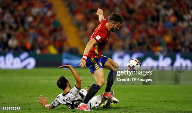 Saul Nigez of Spain controls the ball during the FIFA 2018 World Cup Qualifier between Spain and Albania at Rico Perez Stadium on October 6, 2017 in...