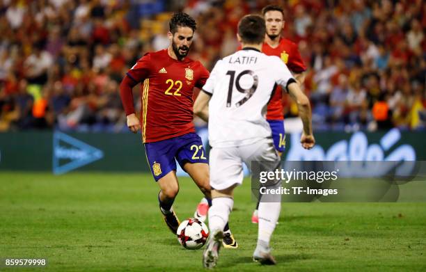 Isco Alarcon of Spain controls the ball during the FIFA 2018 World Cup Qualifier between Spain and Albania at Rico Perez Stadium on October 6, 2017...