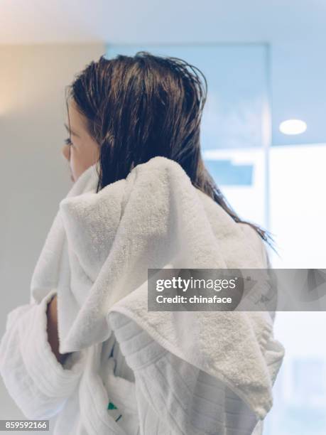 mulher secando o cabelo com toalhas - towel - fotografias e filmes do acervo