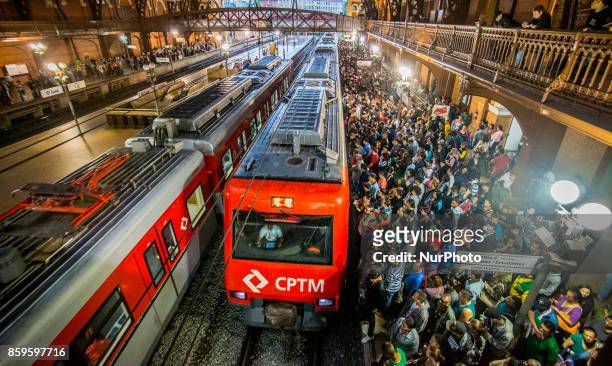 Intense movement of passengers at Estação da Luz in São Paulo on the night of this Monday, 9 October 2017. Estação da Luz is part of the postcard of...