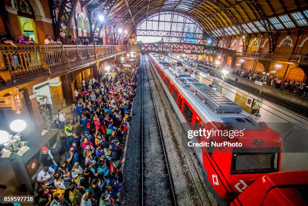 Intense movement of passengers at Estação da Luz in São Paulo on the night of this Monday, 9 October 2017. Estação da Luz is part of the postcard of...