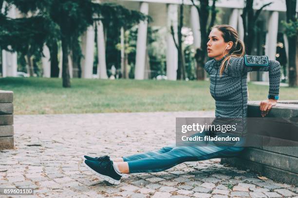 vrouw doet dips buitenshuis - bicep stockfoto's en -beelden