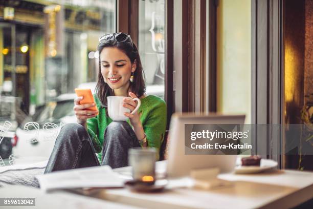 coffee kaffeepause  - woman smartphone stock-fotos und bilder