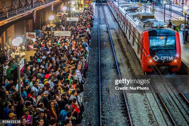 Intense movement of passengers at Estação da Luz in São Paulo on the night of this Monday, 9 October 2017. Estação da Luz is part of the postcard of...