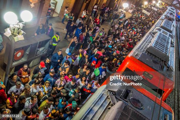 Intense movement of passengers at Estação da Luz in São Paulo on the night of this Monday, 9 October 2017. Estação da Luz is part of the postcard of...