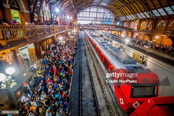 Intense movement of passengers at Estação da Luz in São Paulo on the night of this Monday, 9 October 2017. Estação da Luz is part of the postcard of...