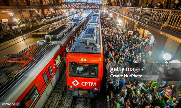 Intense movement of passengers at Estação da Luz in São Paulo on the night of this Monday, 9 October 2017. Estação da Luz is part of the postcard of...