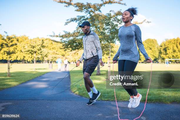 wer höher zu springen? - seilspringen stock-fotos und bilder
