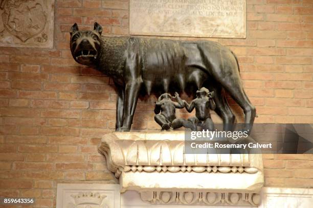 remus and romulus feeding from she wolf, siena. - remus and romulus - fotografias e filmes do acervo