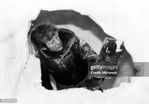 Sir Ranulph Twistleton Wykeham Fiennes, explorer, at the North Pole during the Transglobe Expedition. Sir Ranulph carves out a cave in the ice for...