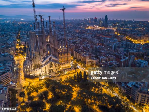 sagrada família, barcelona - família fotografías e imágenes de stock