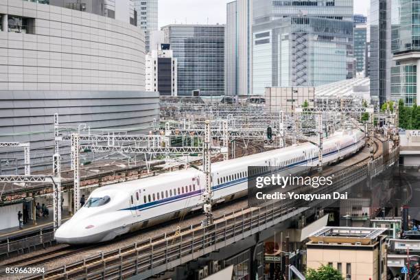 shinkansen bullet train fortkörning i tokyo - bullet trains bildbanksfoton och bilder