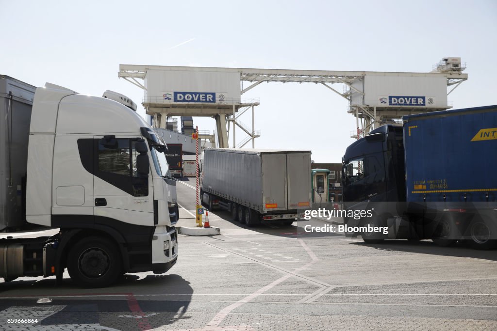 U.K.'s Gateway to Europe Braces for 17-Mile Brexit Backup