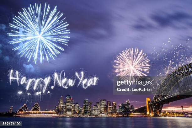 neujahrs tag feuerwerk und feiern in sydney - sydney new years eve stock-fotos und bilder