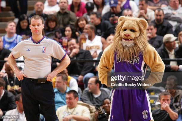 Sacramento Kings mascot Slamson mimics referee Mark Lindsay during the game between the Sacramento Kings and the Los Angeles Lakers at Arco Arena on...