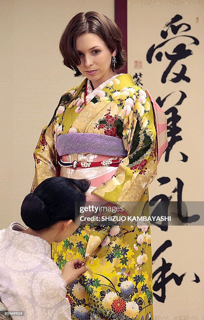 Princess Riyah Picture Jordan's Princess Raiyah tries on a Japanese traditional silk kimono ...