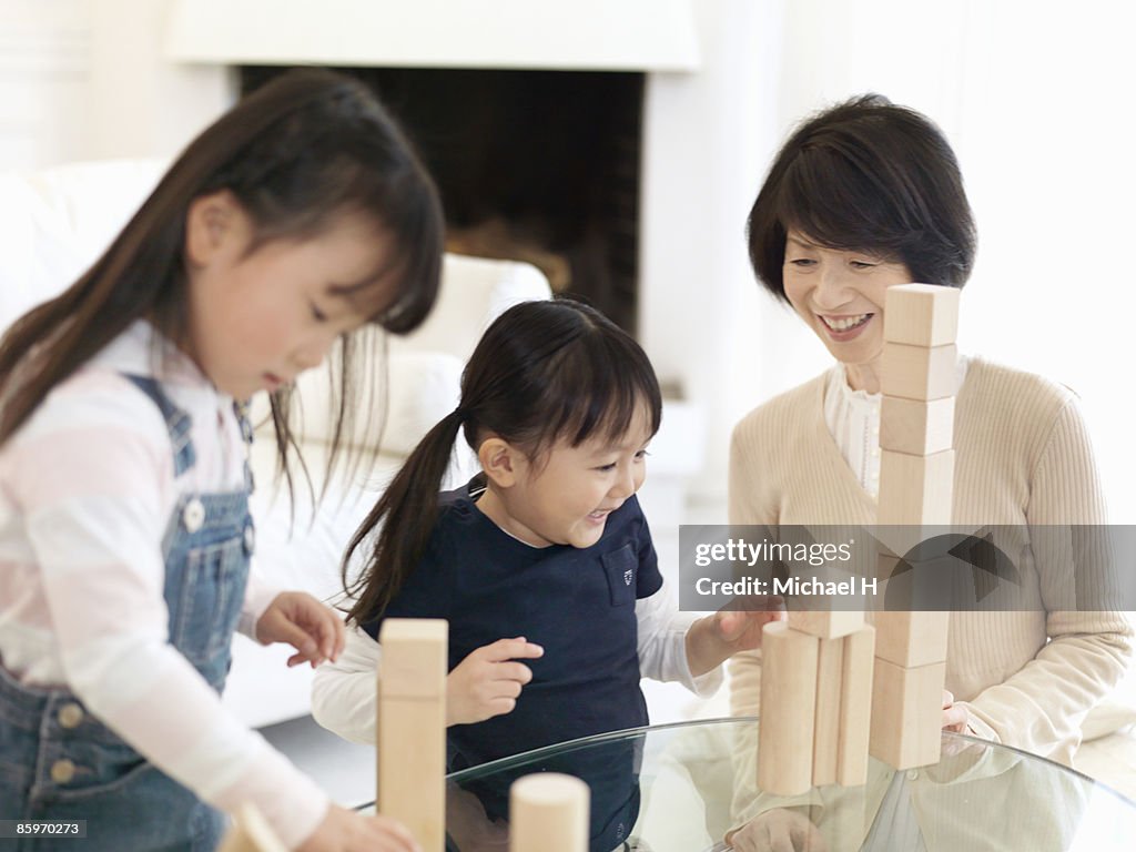 Girls who play with block with grandma