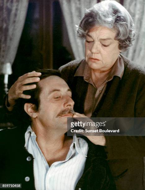Jean Rochefort and Simone Signoret on the set of "Chere Inconnue" directed by Moshe Mizrahi