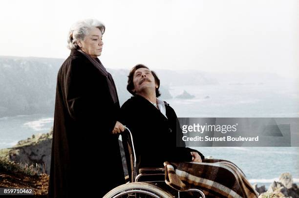 Jean Rochefort and Simone Signoret on the set of "Chere Inconnue" directed by Moshe Mizrahi