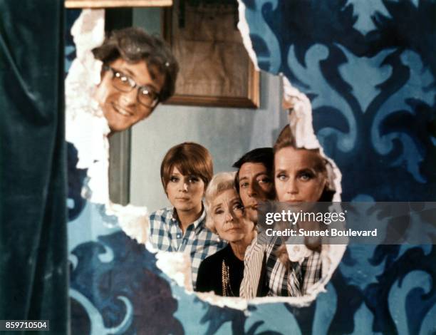 Jean Rochefort with Xavier Gelin, Marthe Keller, Madeleine Renaud and Maria Schell on the set of "Le diable par la queue" directed by Philippe de...