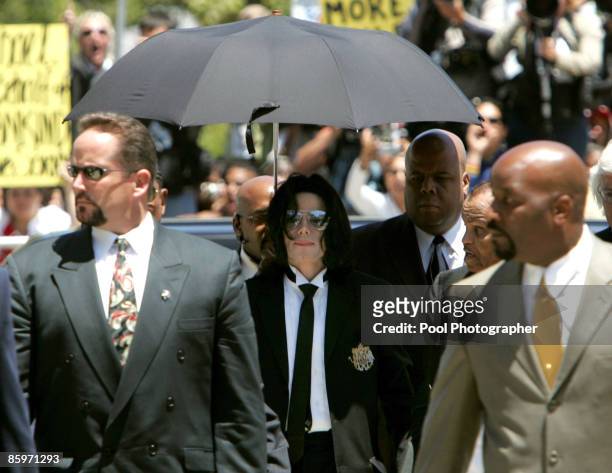 Michael Jackson arrives for verdict at his child molestation trialat Santa Barbara County Courthouse in Santa Maria June 13, 2005. Pool photo by...