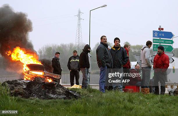 Des pêcheurs bloquent partiellement les accès terrestres au port de Boulogne-sur-Mer, le 14 avril 2009 , pour protester contre la faiblesse des...
