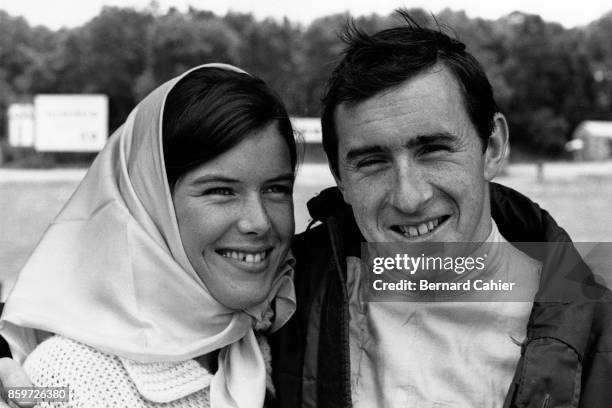 Jackie Stewart, Helen Stewart, BRM P261, Grand Prix of Great Britain, Silverstone Circuit, July 10, 1965.