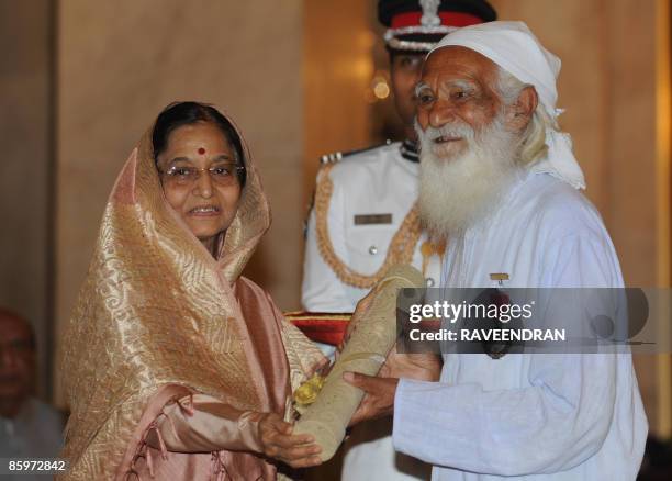 Indian President Pratibha Patil presents the Padma Vibhushan Award to the Founder and Convener of Himalaya for South-east Asia, Sunderlal Bahuguna...