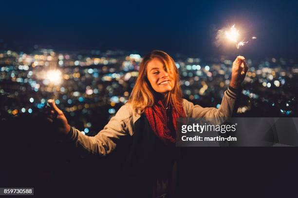 teenager-mädchen feiern weihnachten auf dachterrasse - alter wunsch fürs neue jahr stock-fotos und bilder