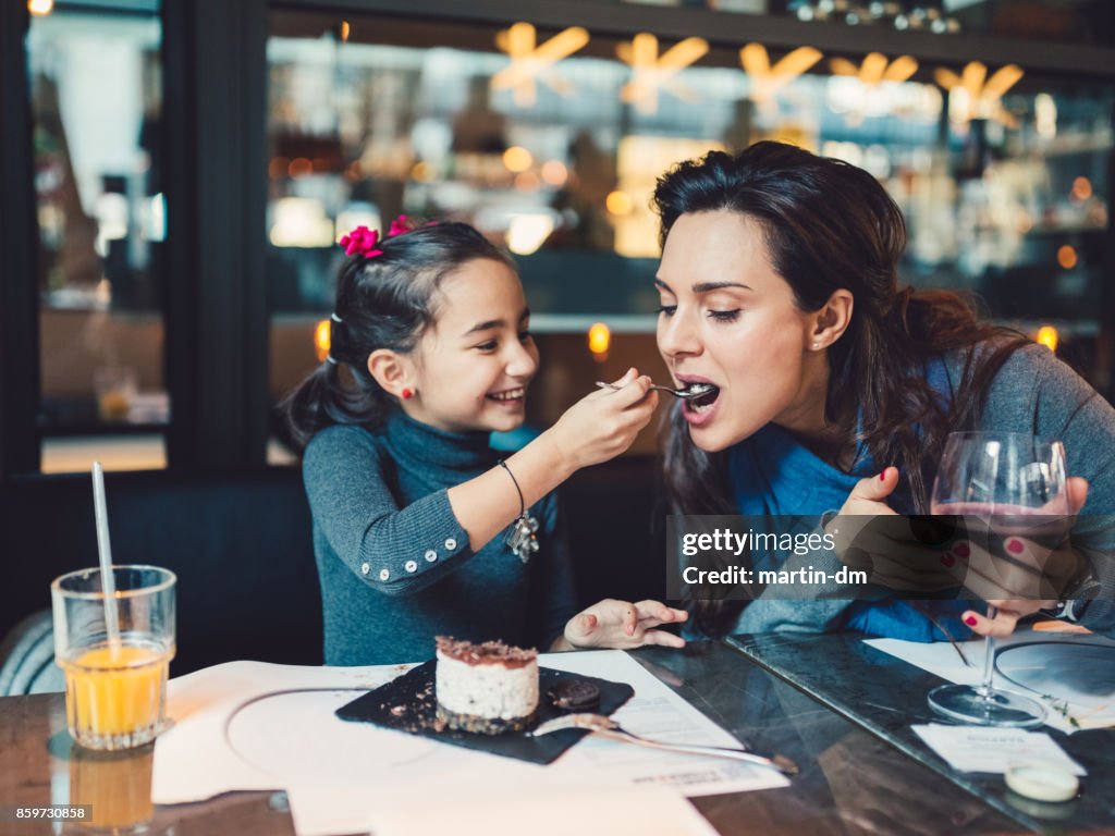 Madre e hija en el restaurante