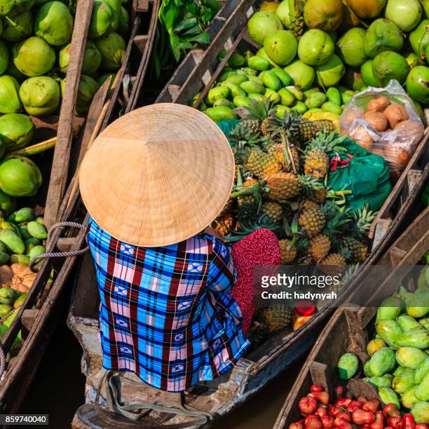 vietnamese woman selling fruits on floating market, mekong river delta, vietnam - can tho province stock pictures, royalty-free photos & images