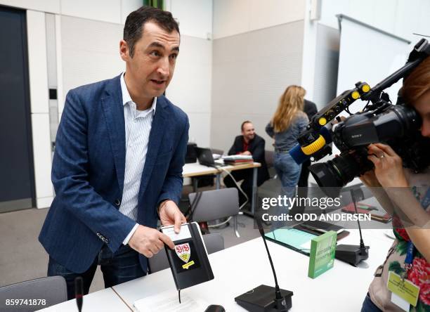 The co-leader of German Greens Party "BÜNDNIS 90/DIE GRÜNEN" Cem Oezdemir shows a plaque with the logo of the German Bundesliga club VfB Stuttgart as...