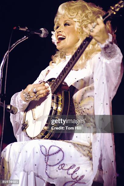 Country singer Dolly Parton performs at Georgia Tech's Alexander Memorial Coliseum on October 22, 1977 in Atlanta, Georgia.