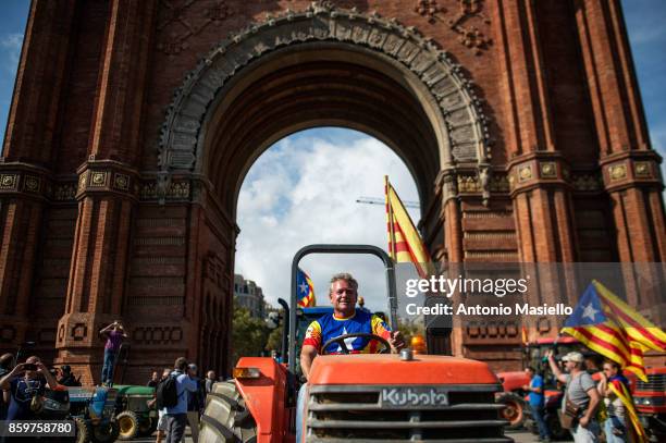 Supporters of Catalan independence drive with tractors through the Arc de Triomf on October 10, 2017 in Barcelona, Spain. Thousands of independence...